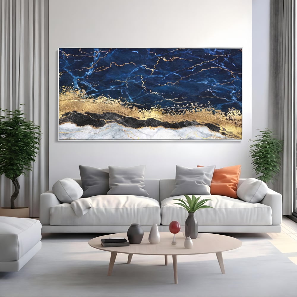 Tablou canvas cu tablou canvas cu marmura abstracta, in rama de aluminiu argintiu, pe perete intr-un living